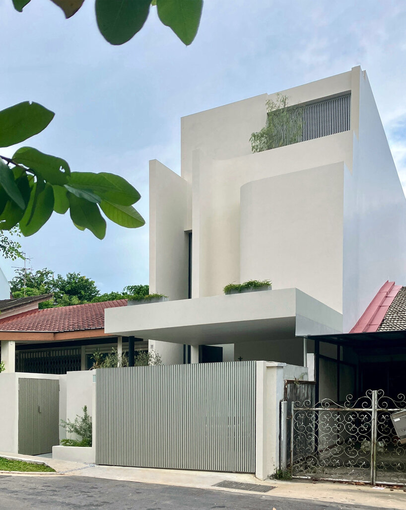 Una fachada fluida envuelve una residencia monolítica completamente blanca en Singapur