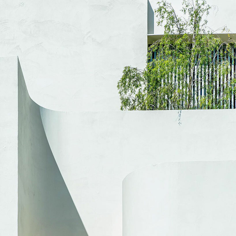 Una fachada fluida envuelve una residencia monolítica completamente blanca en Singapur