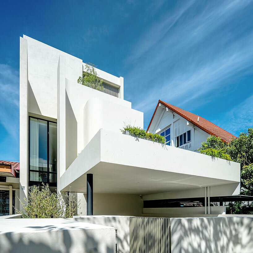 Una fachada fluida envuelve una residencia monolítica completamente blanca en Singapur