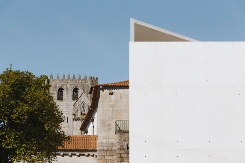 Álvaro Siza amplía el monasterio y el centro cultural de Oporto con un patio modernista de hormigón