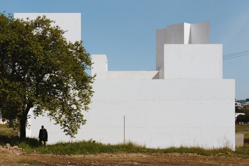 Álvaro Siza amplía el monasterio y el centro cultural de Oporto con un patio modernista de hormigón