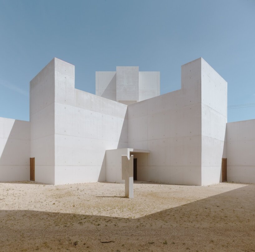 Álvaro Siza amplía el monasterio y el centro cultural de Oporto con un patio modernista de hormigón