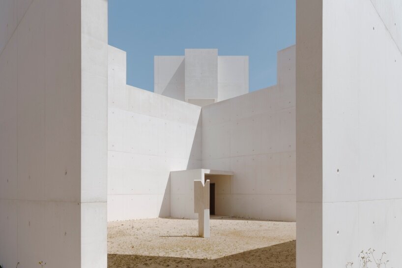 Álvaro Siza amplía el monasterio y el centro cultural de Oporto con un patio modernista de hormigón