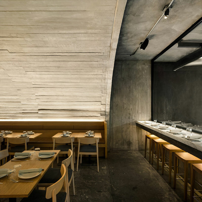 Kubah lengkung beton melindungi ruang makan sebuah bar-restoran di Mexico City