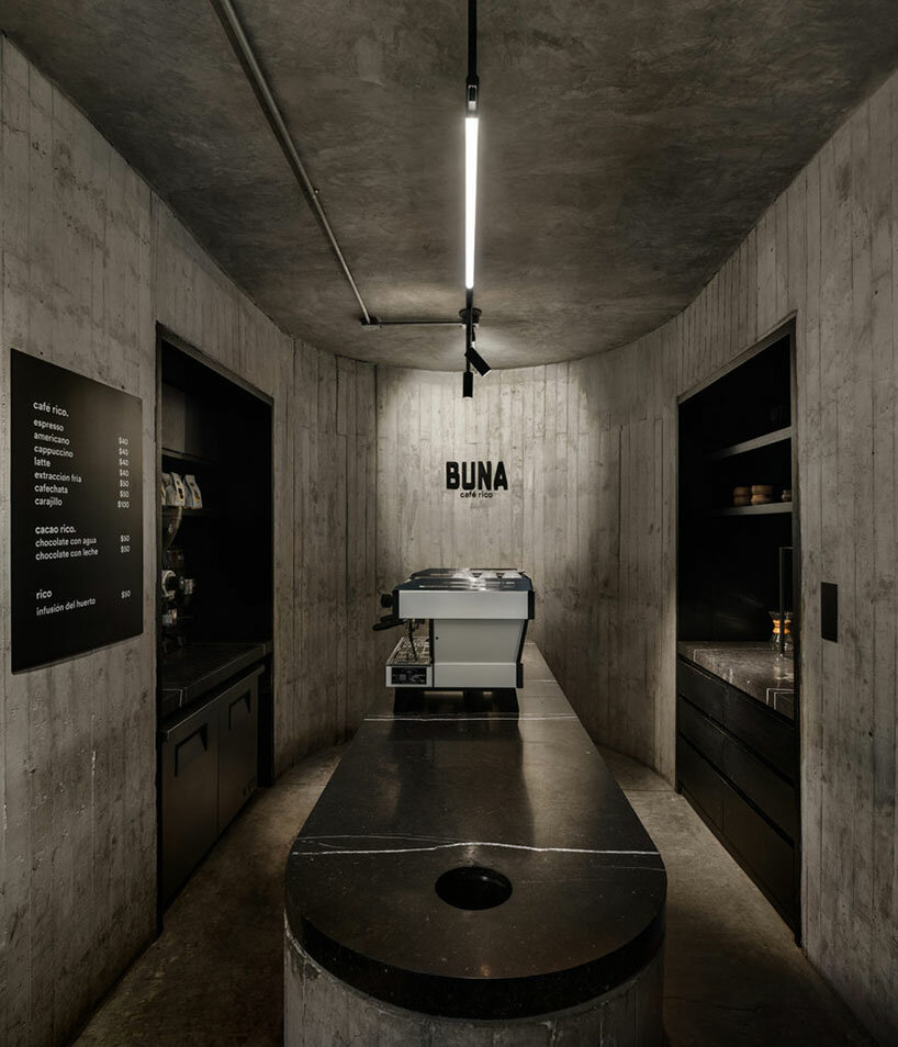 Kubah lengkung beton melindungi ruang makan sebuah bar-restoran di Mexico City