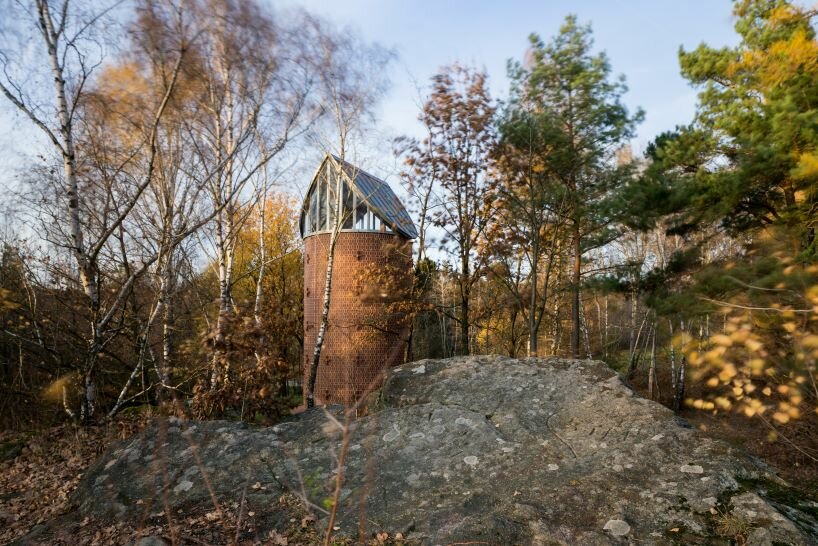 Výrazná sedlová střecha nahrazuje v českém cihlovém kostele kupolové fresky