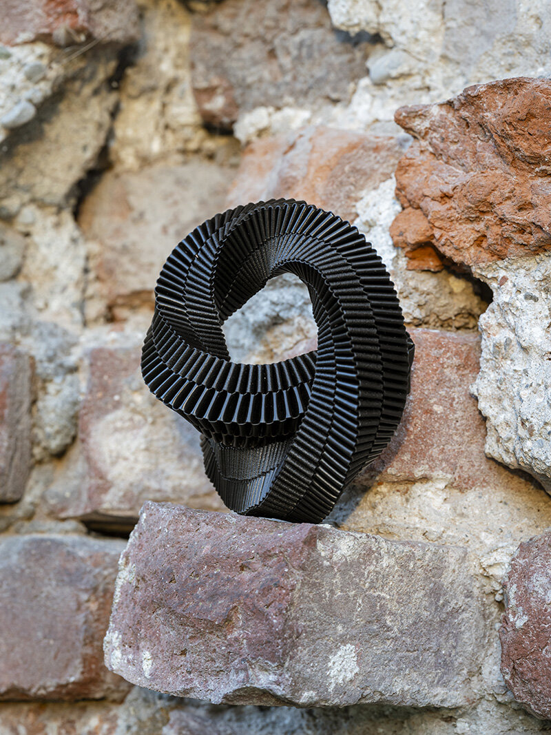 Colección de obras de arte tradicionales coreanas con formas anudadas y algas biodegradables.