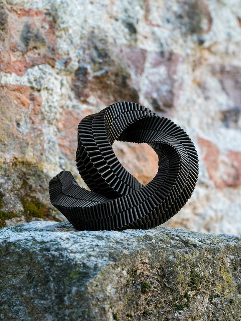 Colección de obras de arte tradicionales coreanas con formas anudadas y algas biodegradables.