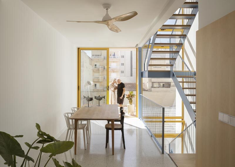 La luz natural da forma a las funciones de la sala en la Casa Pasiva Española de Bernardo Cerrato