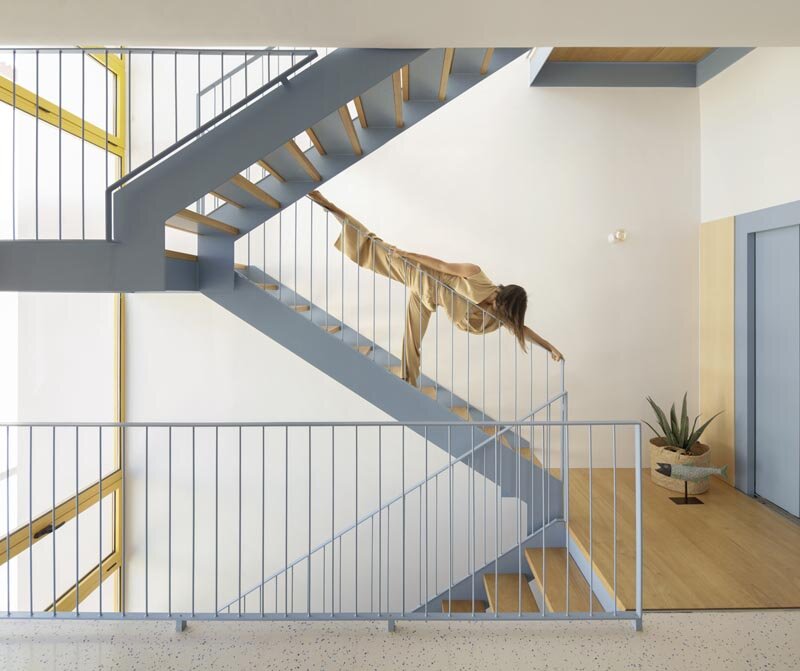 La luz natural da forma a las funciones de la sala en la Casa Pasiva Española de Bernardo Cerrato