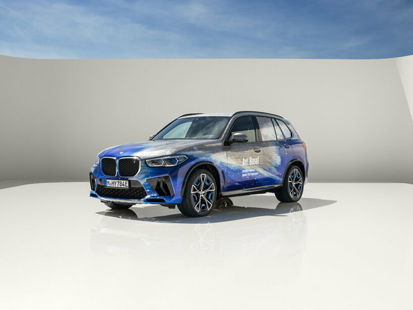 es devlin envuelve la flota de pilotos de hidrógeno del BMW iX5 en un collage azul y blanco en Art Basel