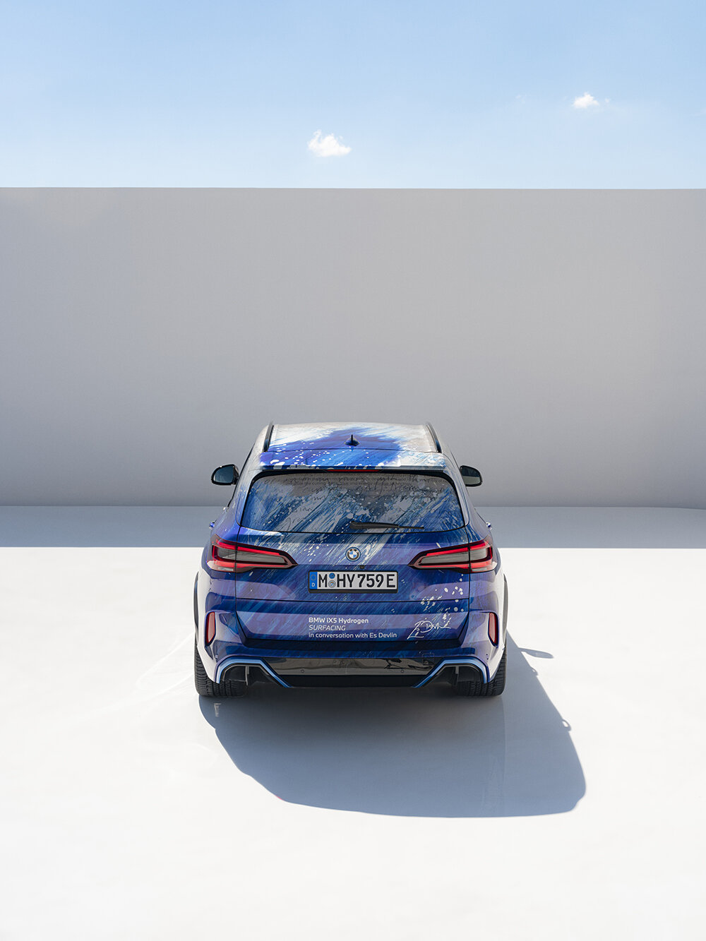 es devlin envuelve la flota de pilotos de hidrógeno del BMW iX5 en un collage azul y blanco en Art Basel