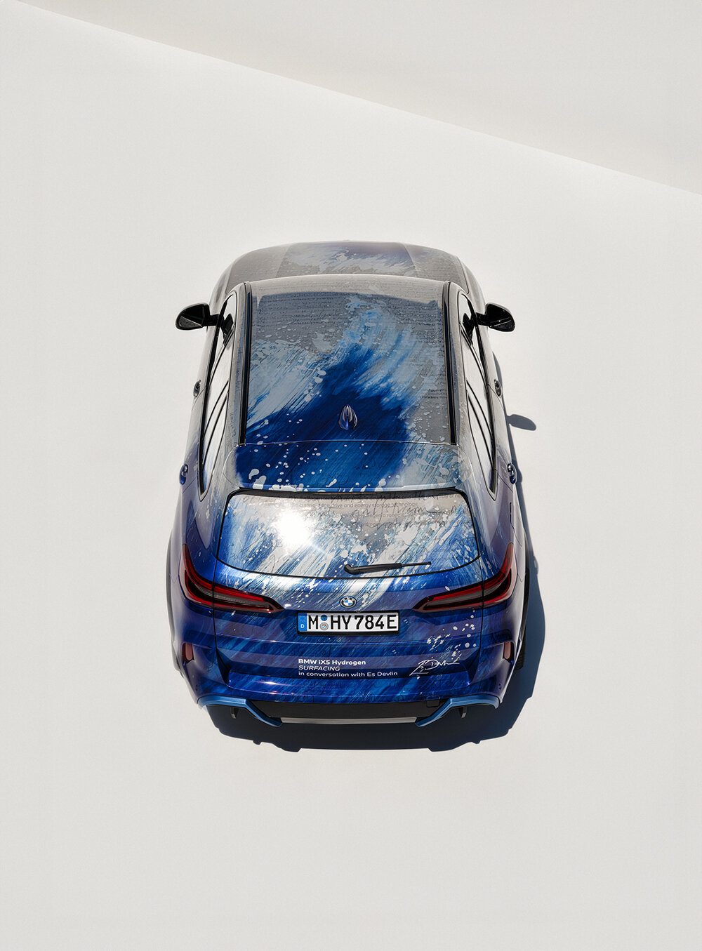 es devlin envuelve la flota de pilotos de hidrógeno del BMW iX5 en un collage azul y blanco en Art Basel