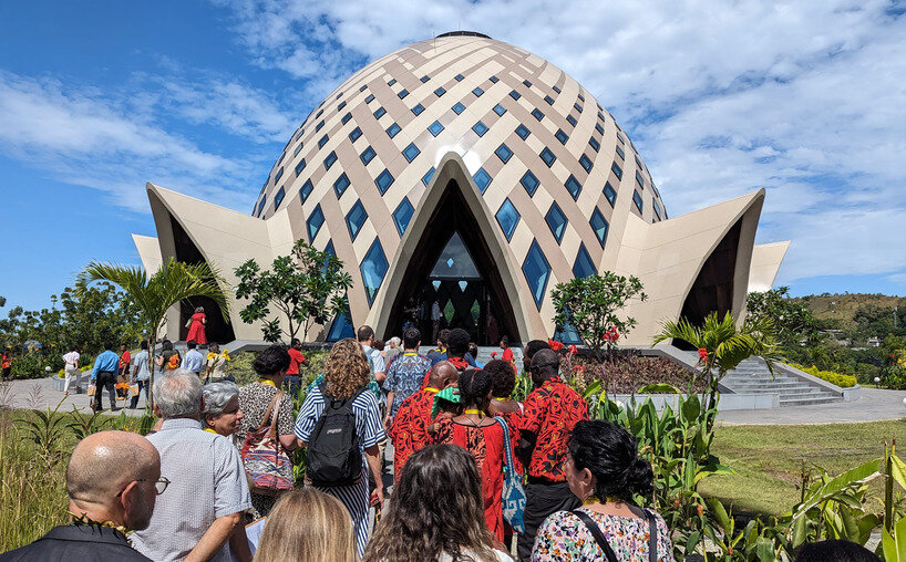 La Casa de Adoración Bahá'í con cúpulas tejidas refleja el patrimonio artístico de Papúa Nueva Guinea