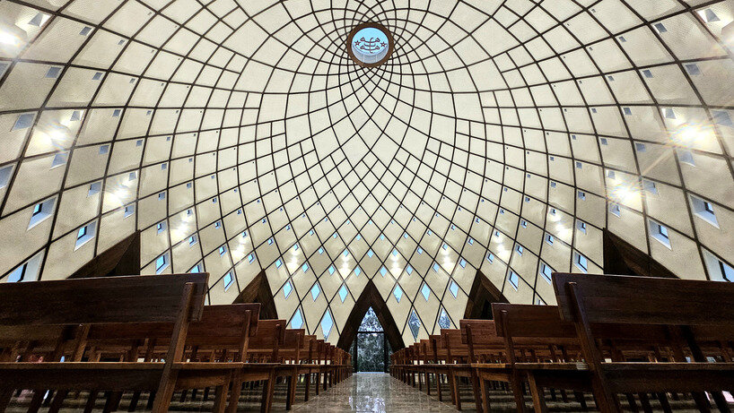 La Casa de Adoración Bahá'í con cúpulas tejidas refleja el patrimonio artístico de Papúa Nueva Guinea