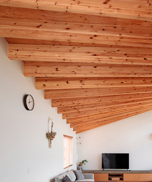 undulating wooden ceiling spreads over KDH2 residence's fluid interior spaces in japan