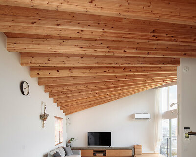 undulating wooden ceiling spreads over KDH2 residence's fluid interior spaces in japan