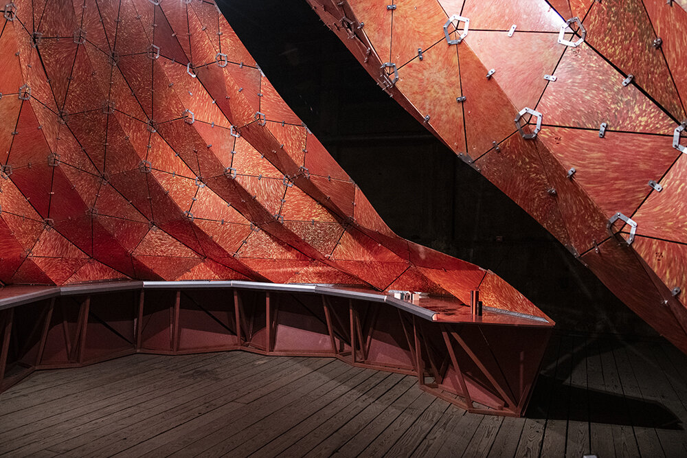 Plasc Lab utiliza residuos de plástico reciclado para crear siluetas volcánicas en nuestro evento de diseño en Beirut.