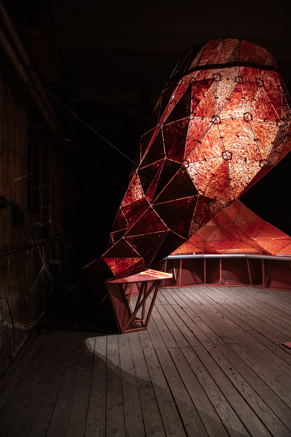 Plasc Lab utiliza residuos de plástico reciclado para crear siluetas volcánicas en nuestro evento de diseño en Beirut.