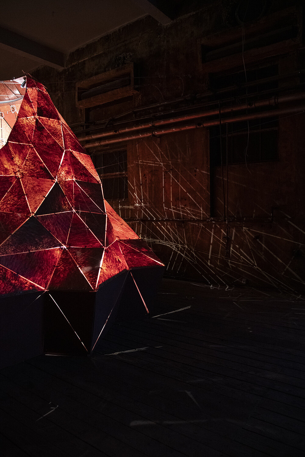 Plasc Lab utiliza residuos de plástico reciclado para crear siluetas volcánicas en nuestro evento de diseño en Beirut.