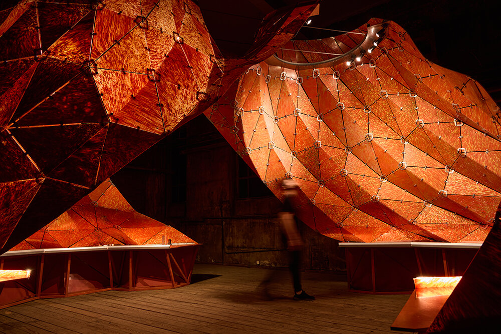 Plasc Lab utiliza residuos de plástico reciclado para crear siluetas volcánicas en nuestro evento de diseño en Beirut.