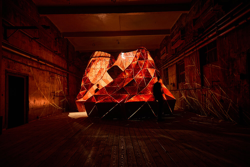 Plasc Lab utiliza residuos de plástico reciclado para crear siluetas volcánicas en nuestro evento de diseño en Beirut.