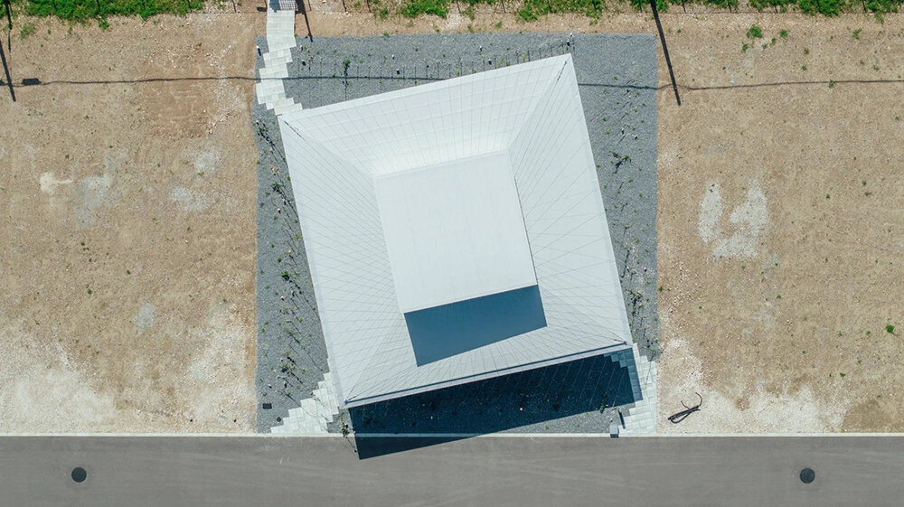 Cables cuelgan alrededor del estudio de Maxell Kuse ga aru en Kioto