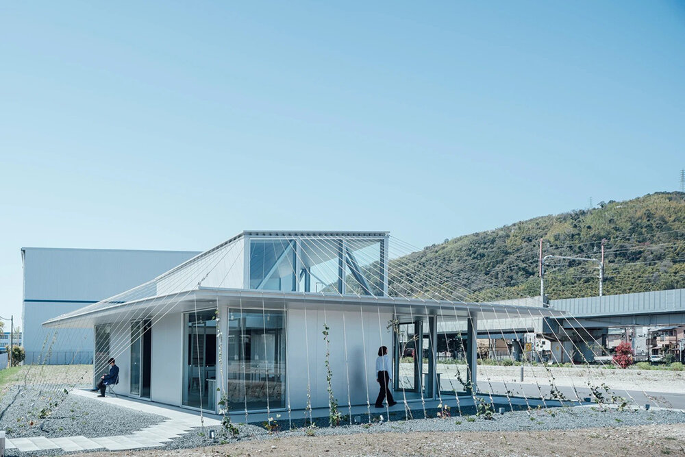 Cables cuelgan alrededor del estudio de Maxell Kuse ga aru en Kioto