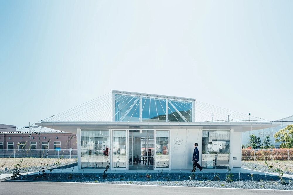 Cables cuelgan alrededor del estudio de Maxell Kuse ga aru en Kioto