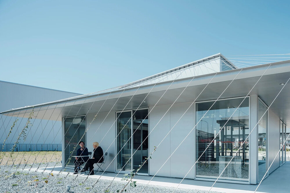 Cables cuelgan alrededor del estudio de Maxell Kuse ga aru en Kioto