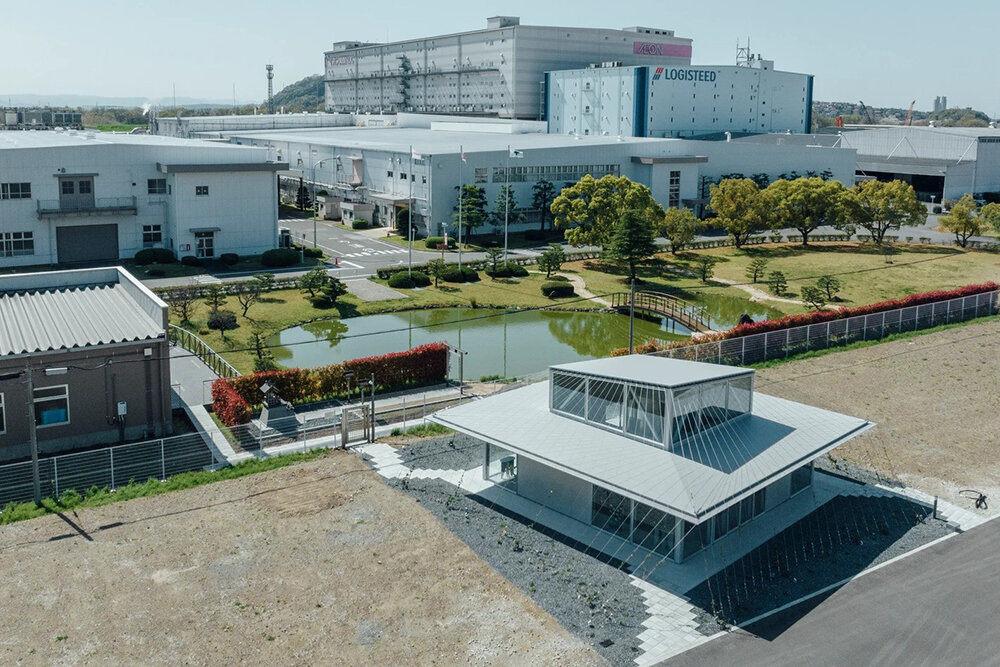 Cables cuelgan alrededor del estudio de Maxell Kuse ga aru en Kioto