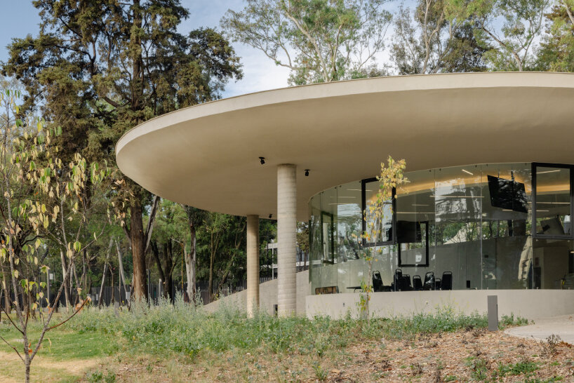 Jardines, colinas bajas y lagos se entrelazan a través de los pabellones de la arquitectura Michonne en el Parque México.