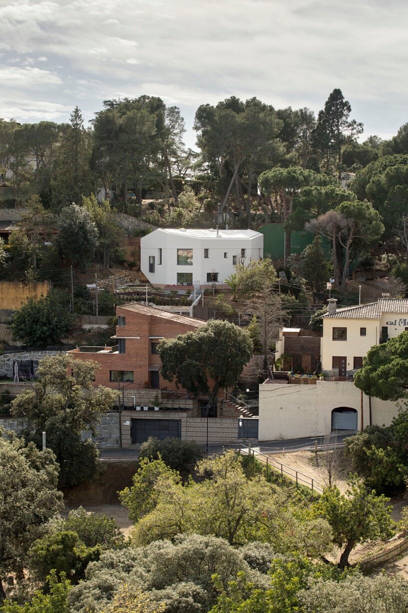 La residencia escultórica en España aparece como un monolito entre pinos