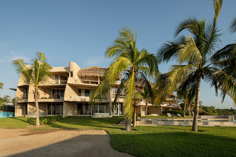 Casas de playa sostenibles en México dan la bienvenida a los surfistas a su forma fluida