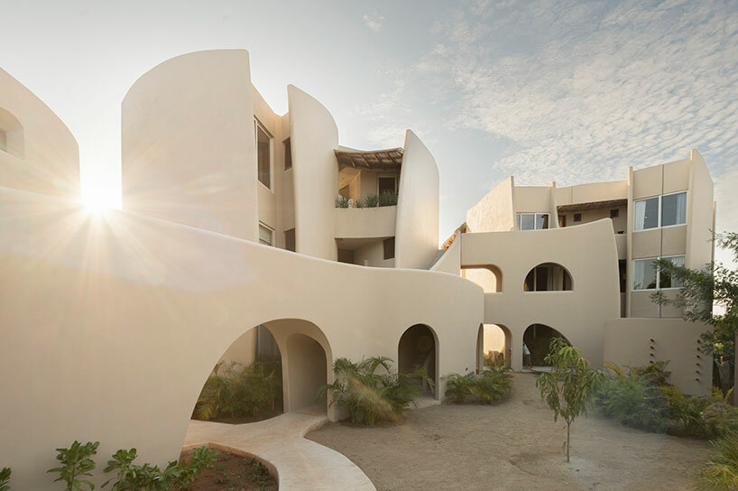 Casas de playa sostenibles en México dan la bienvenida a los surfistas a su forma fluida