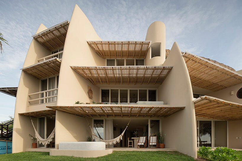 Casas de playa sostenibles en México dan la bienvenida a los surfistas a su forma fluida