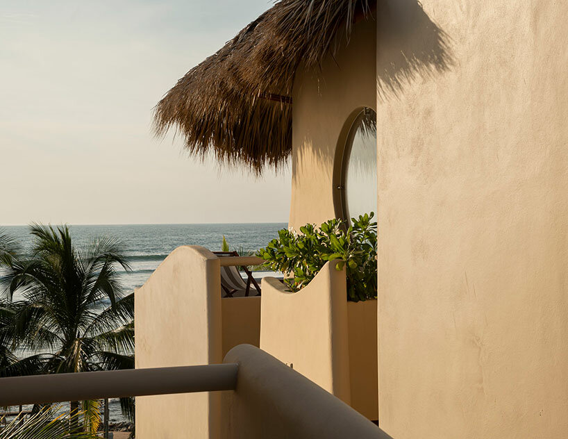 Casas de playa sostenibles en México dan la bienvenida a los surfistas a su forma fluida