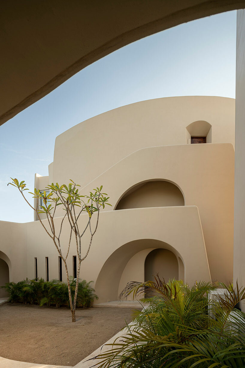 Casas de playa sustentables en México dan la bienvenida a los surfistas a su forma fluida