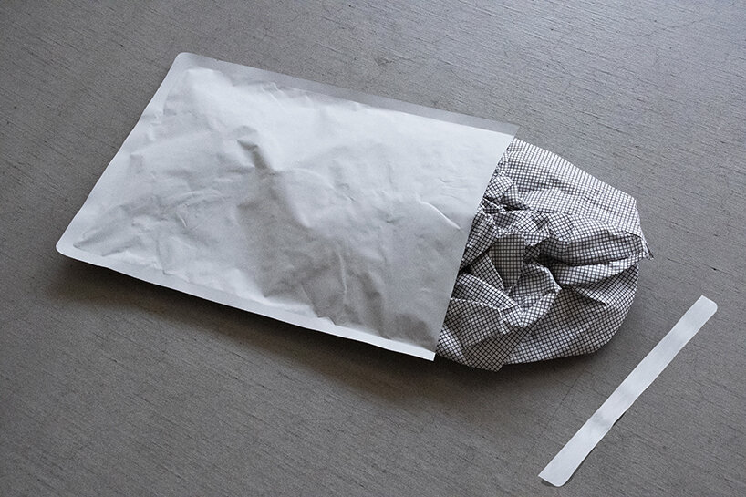 paquetes planos sellados al vacío se convierten en linternas de papel tsubomi por kazuhiro yamanaka