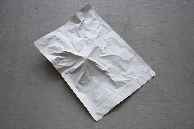 paquetes planos sellados al vacío se convierten en linternas de papel tsubomi por kazuhiro yamanaka