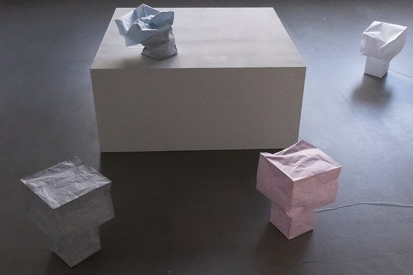 paquetes planos sellados al vacío se convierten en linternas de papel tsubomi por kazuhiro yamanaka