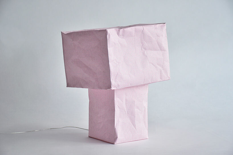 paquetes planos sellados al vacío se convierten en linternas de papel tsubomi por kazuhiro yamanaka