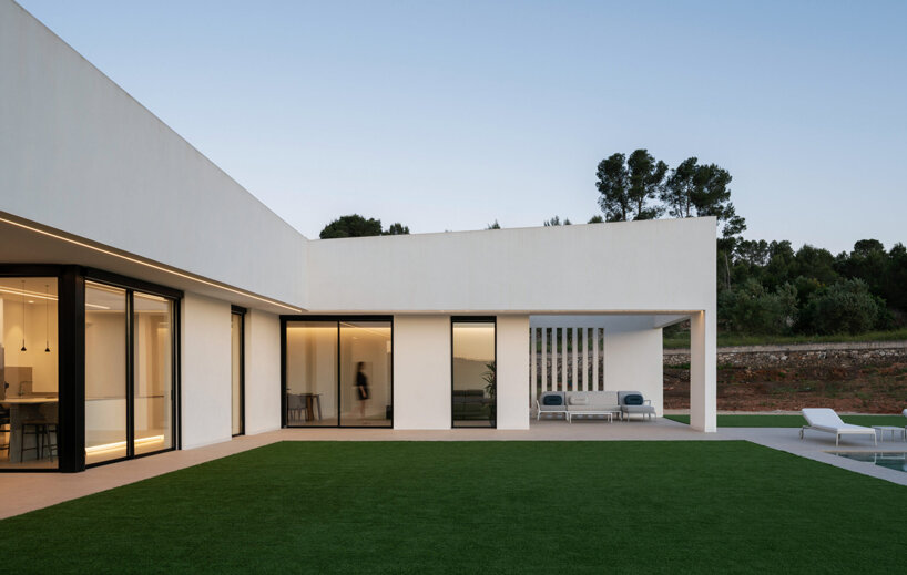 Cuatro sólidos bloques blancos definen la Casa de los Vientos de Ruben Muedra Arquitectura en España