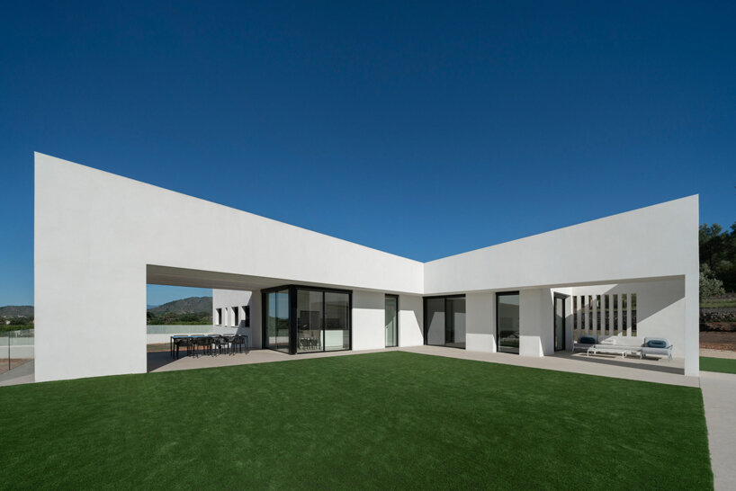 Cuatro sólidos bloques blancos definen la Casa de los Vientos de Ruben Muedra Arquitectura en España