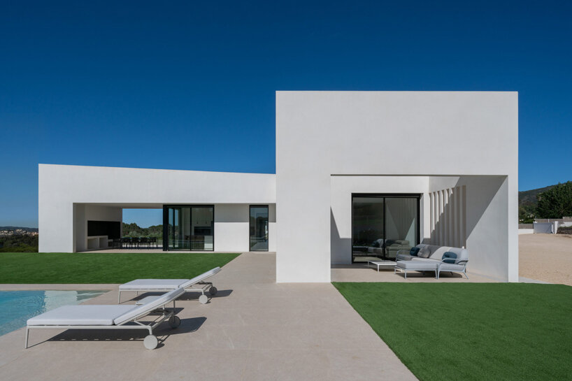 Cuatro sólidos bloques blancos definen la Casa de los Vientos de Ruben Muedra Arquitectura en España