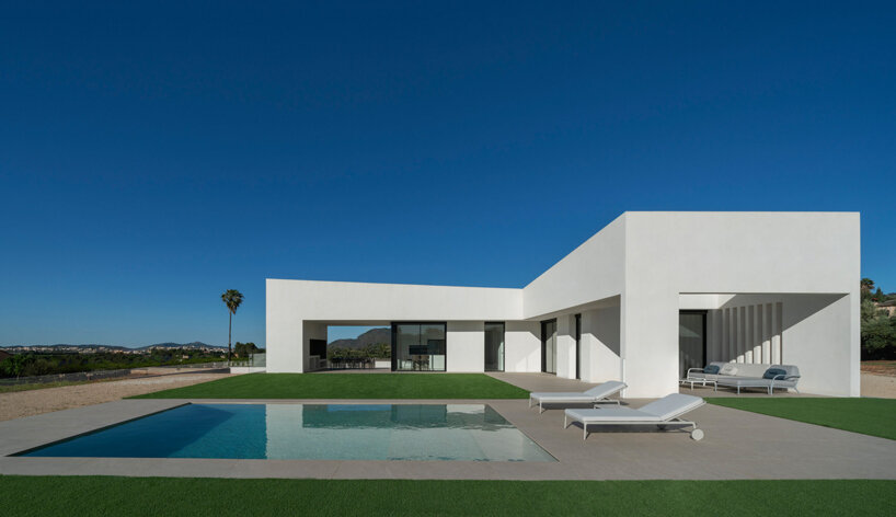 Cuatro sólidos bloques blancos definen la Casa de los Vientos de Ruben Muedra Arquitectura en España