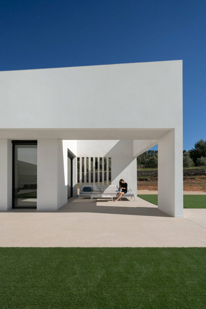 Cuatro sólidos bloques blancos definen la Casa de los Vientos de Ruben Muedra Arquitectura en España