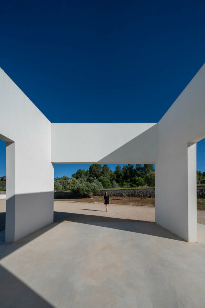 Cuatro sólidos bloques blancos definen la Casa de los Vientos de Ruben Muedra Arquitectura en España