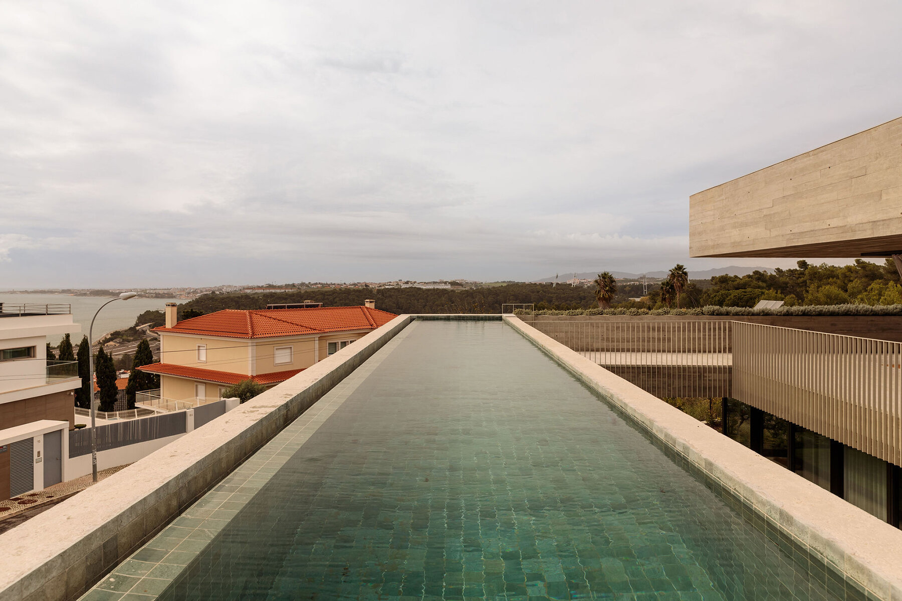 SIA-arquitectura-rua-sara-beirao-portugal-designboom-08a