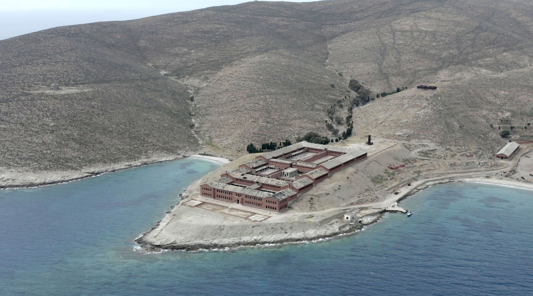 alumil-arxellence3-competition-gyaros-designboom-fullwidth